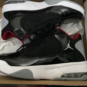 jordan max aura 2
